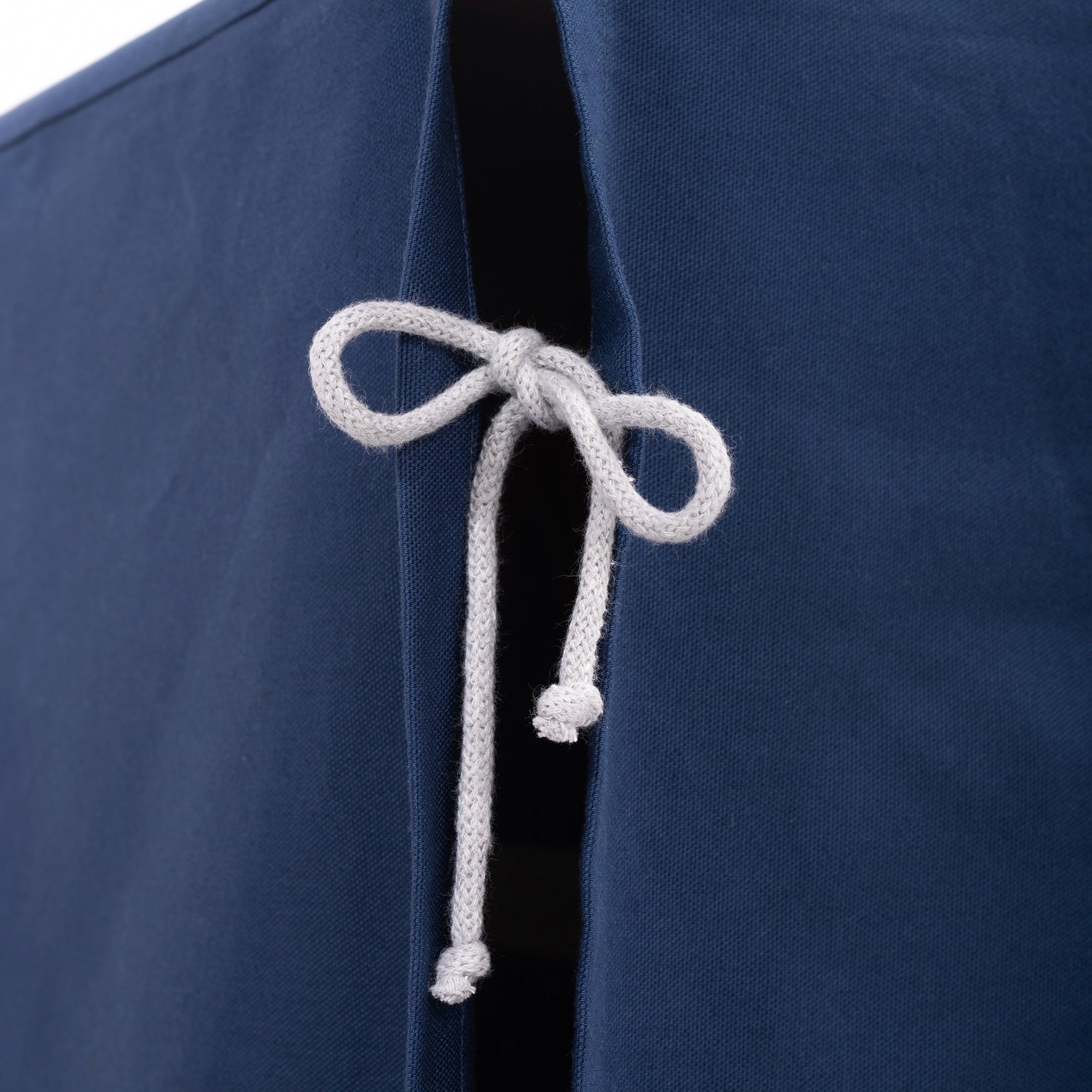 Detail der Fundertable Stoffverbindung in Blau mit Kordelverschluss