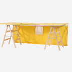 Fundertable Basissystem in Gelb – modularer Tischvorhang mit Fenstern und aufrollbaren Öffnungen für Spielen unter dem Tisch.