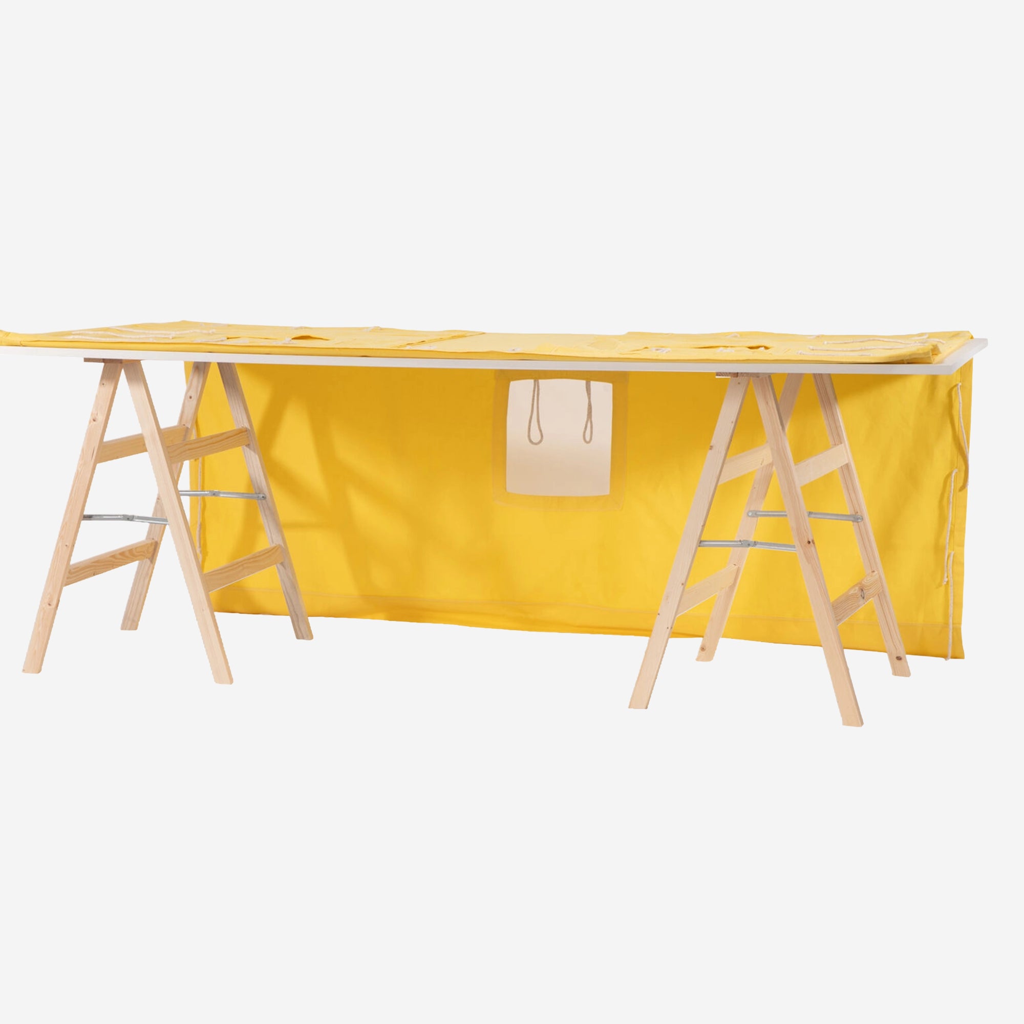 Fundertable Basissystem in Gelb – modularer Tischvorhang mit Fenstern und aufrollbaren Öffnungen für Spielen unter dem Tisch.