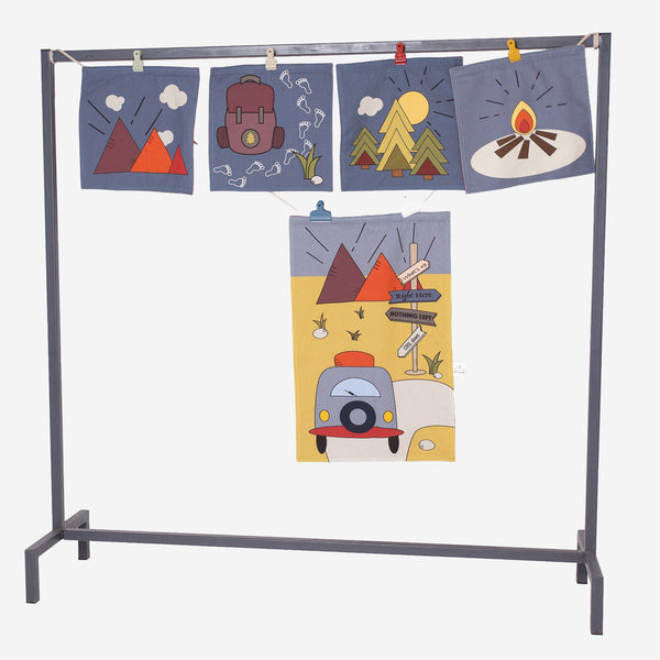Fundertable Fensterklappen und Türklappe im Camping-Design – textile Elemente mit Illustrationen von Bergen, Rucksack, Wald und Lagerfeuer