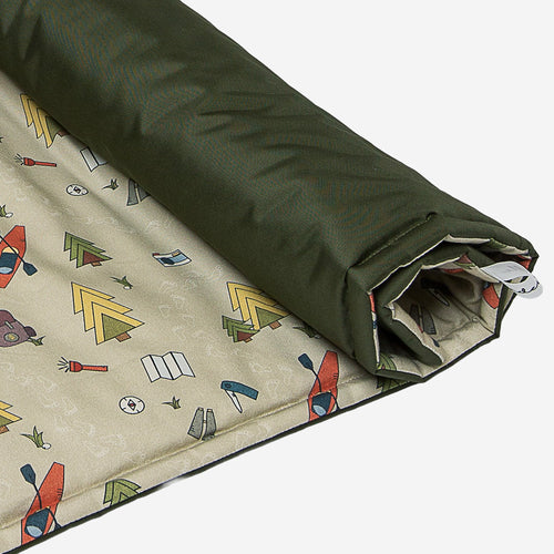 Fundertable Spielmatte im Camping-Design mit robuster grüner Unterseite – weich, vielseitig und ideal für Abenteuer-Spiel unter dem Tisch im Familienalltag
