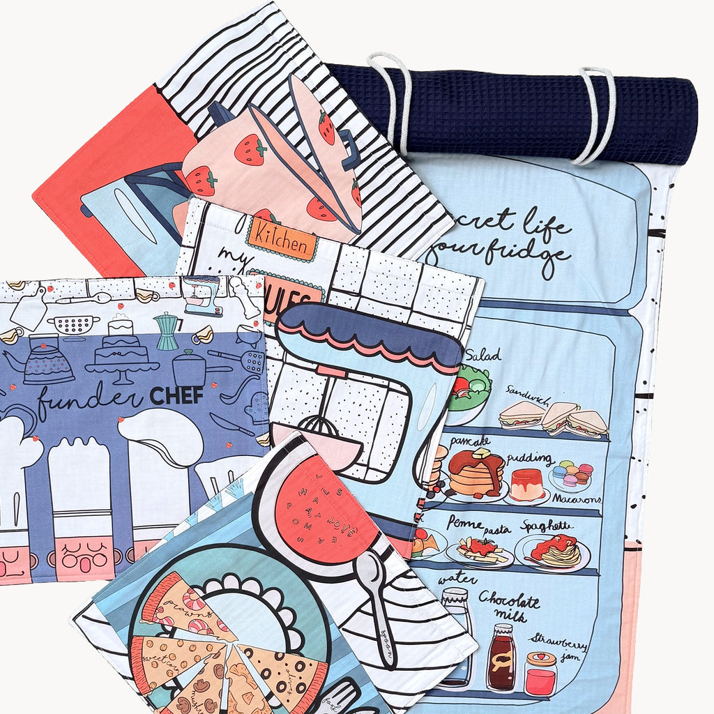 Fundertable Küchen-Textilpaneele mit Illustrationen von Lebensmitteln und Küchenutensilien, kombiniert mit navyblauem Waffelstoff und Aufhängeschlaufen