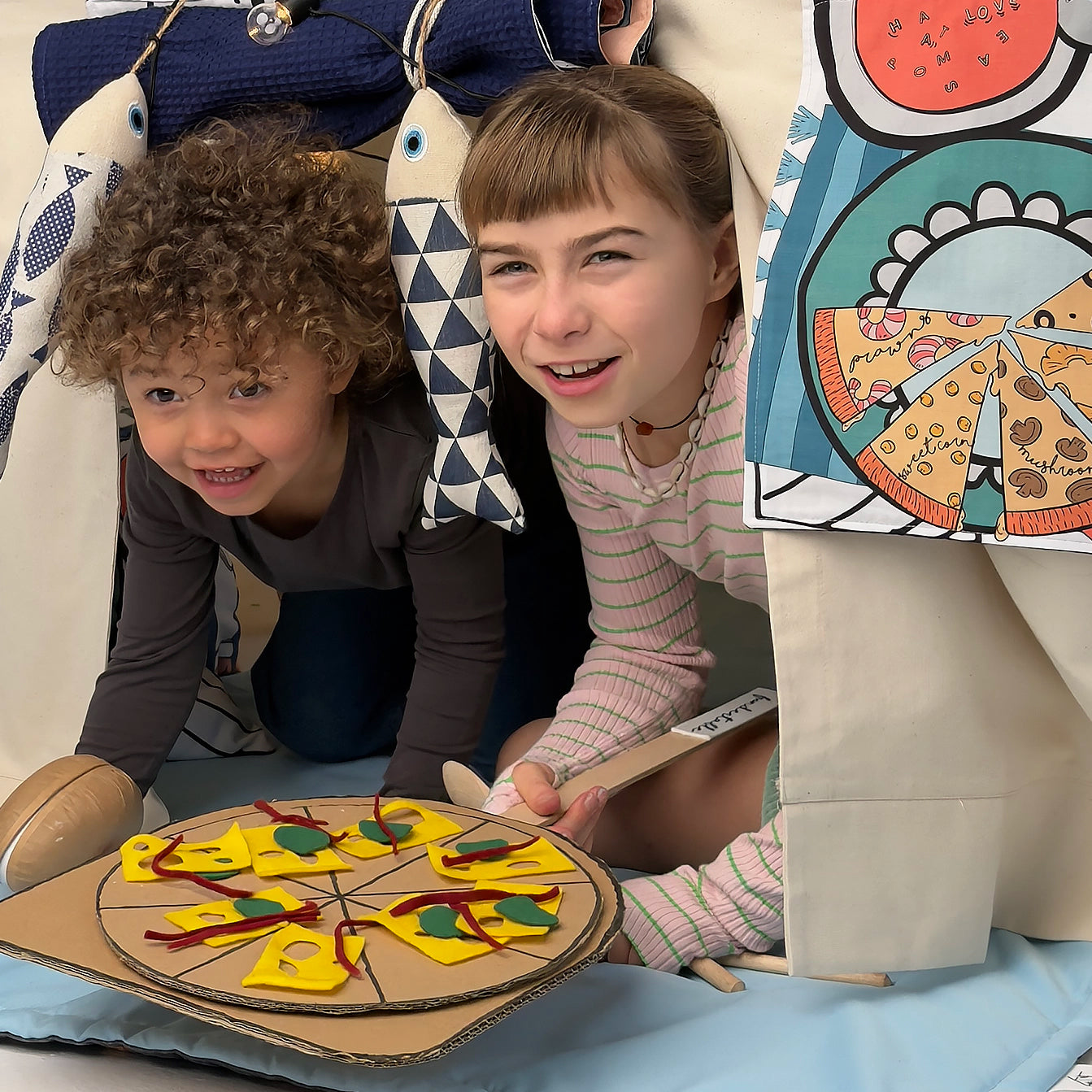 Kinder spielen im Fundertable Tischzelt mit einer Spielpizza