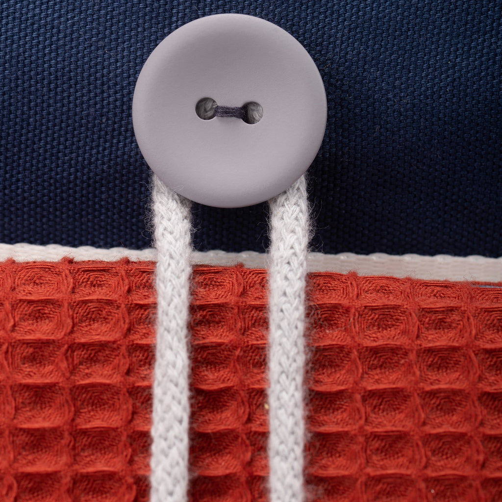 Fundertable Befestigungsdetail mit Knopf und Kordel auf strukturierter Waffelrückseite