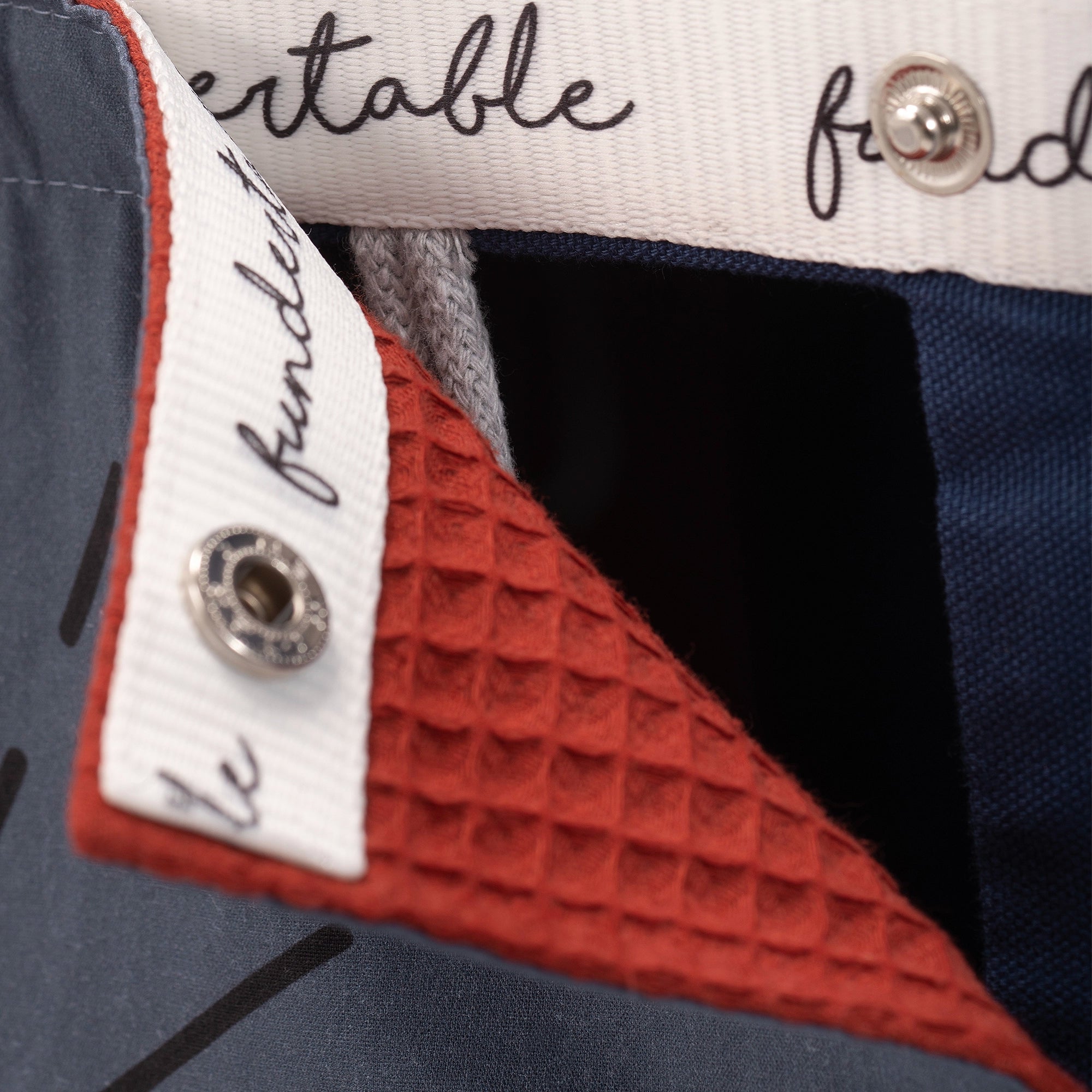 Fundertable Detail einer Fensteröffnung mit Druckknöpfen und roter Waffelrückseite