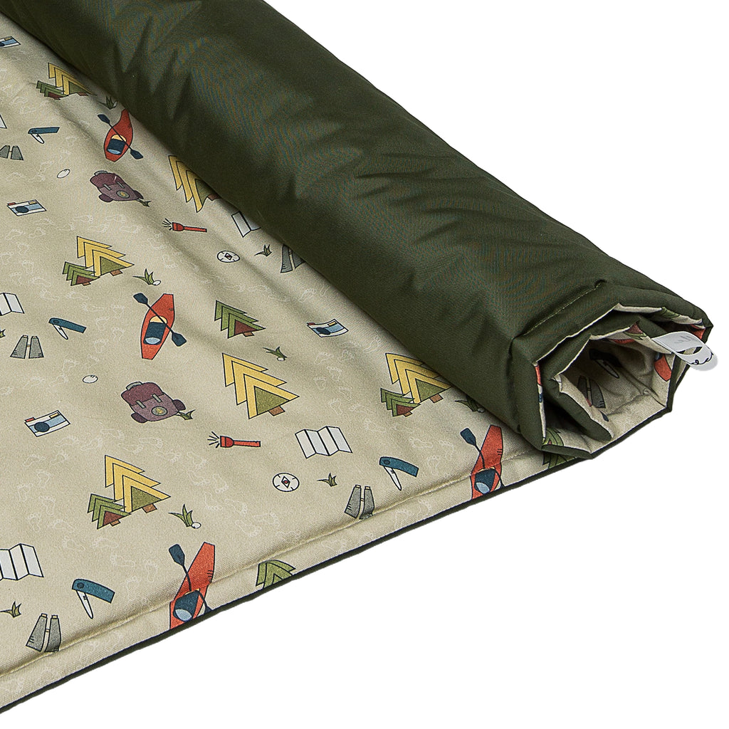 Fundertable Spielmatte im Camping-Design mit robuster grüner Unterseite – weich, vielseitig und ideal für Abenteuer-Spiel unter dem Tisch im Familienalltag