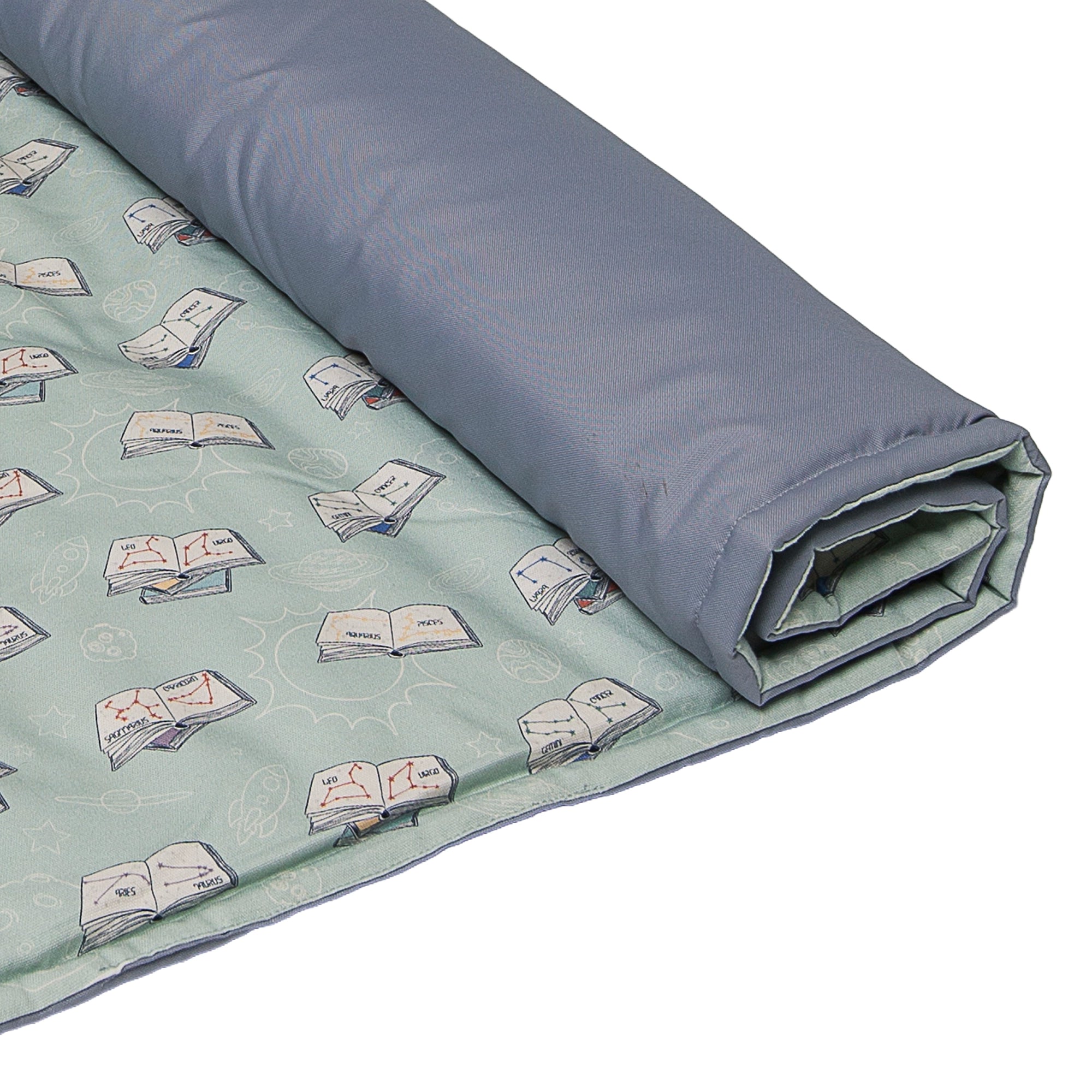 Fundertable Spielmatte im Lern- und Weltraumdesign mit Büchern und Sternbildern sowie grauer Rückseite – weich, langlebig und ideal für kreatives Spielen unter dem Tisch mitten im Familienalltag