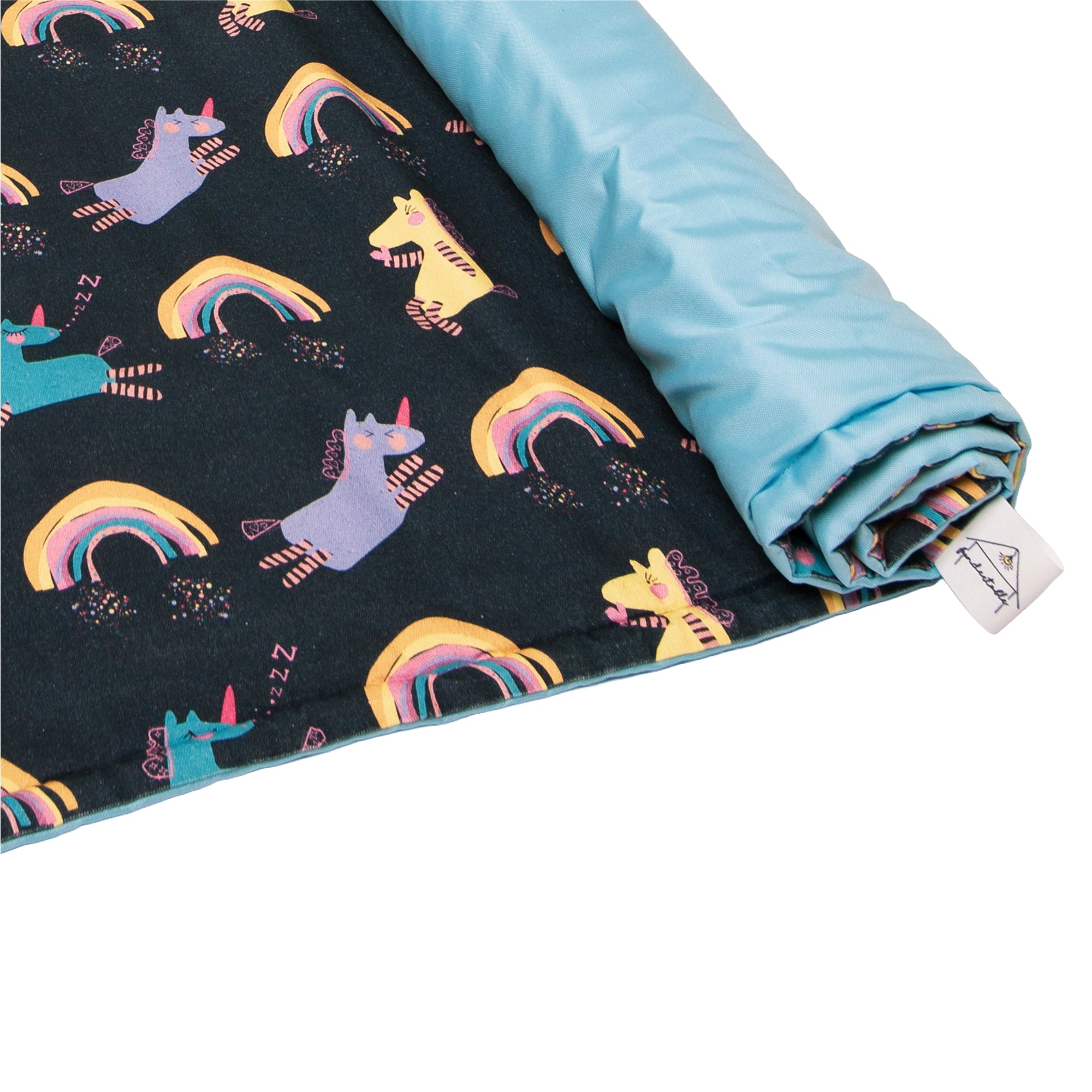 Weiche Spielmatte mit dunkelblauem Hintergrund, bunten Einhörnern und Regenbögen, daneben sichtbar die hellblaue, glatte Rückseite der eingerollten Matte