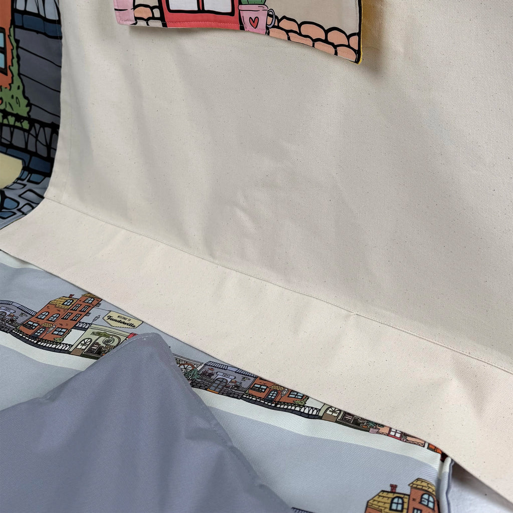 Detailaufnahme der Fundertable Spielmatte mit Stadtmuster, weicher Oberfläche und sauber verarbeiteter Kante