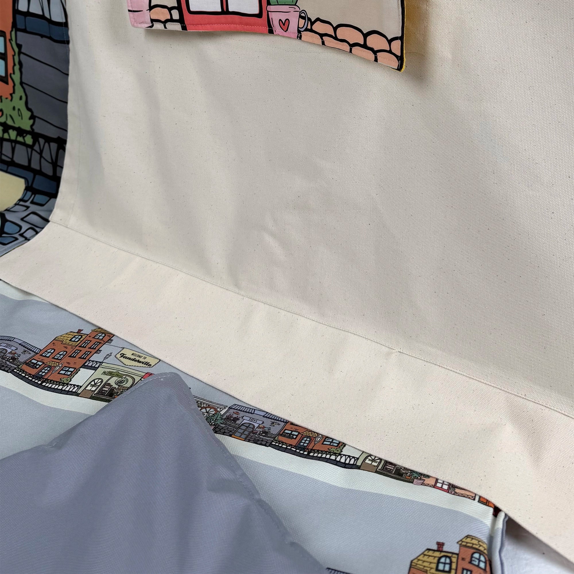 Detailaufnahme der Fundertable Spielmatte mit Stadtmuster, weicher Oberfläche und sauber verarbeiteter Kante