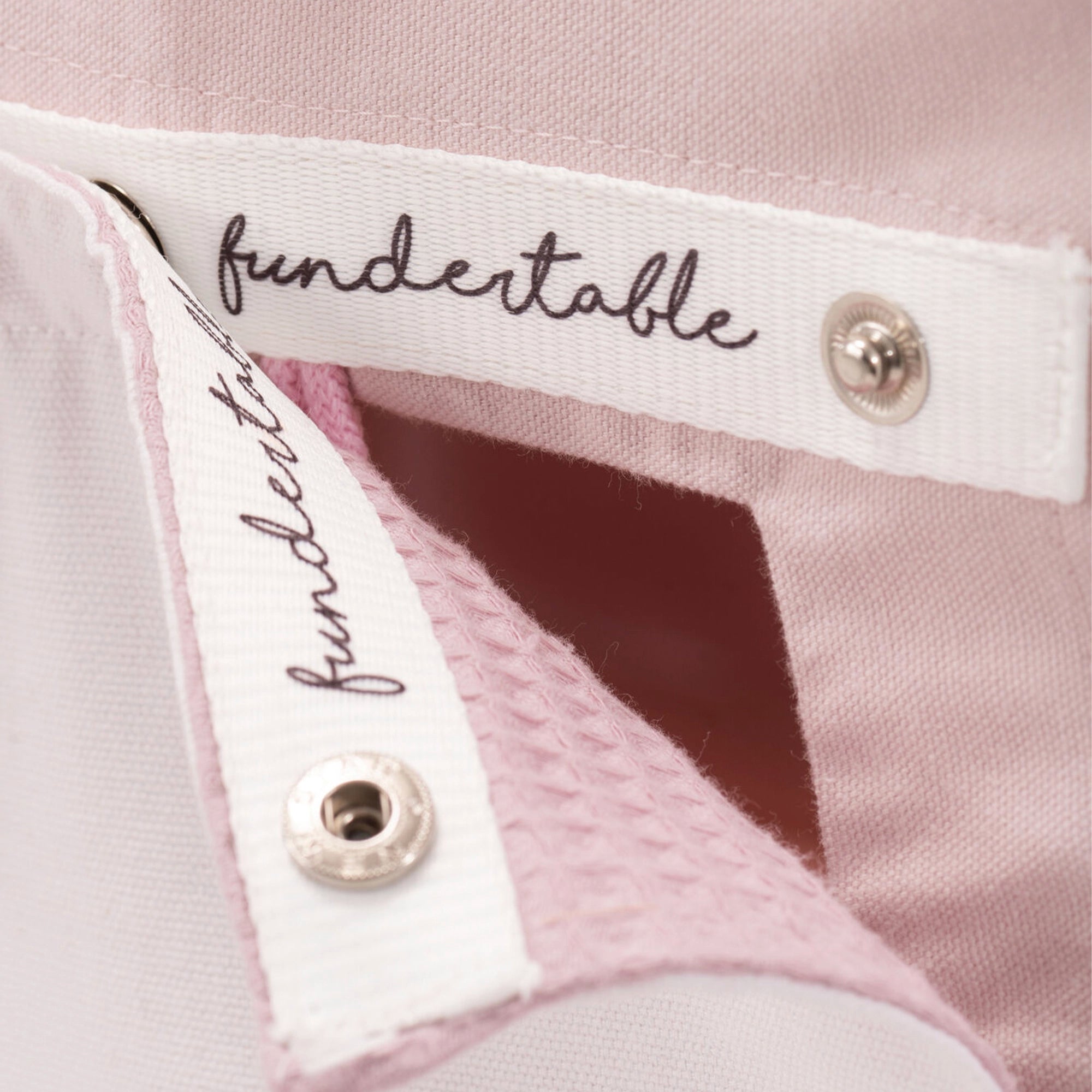Detail des Fundertable Stoffes in Rosa mit Logo und hochwertiger Verarbeitung