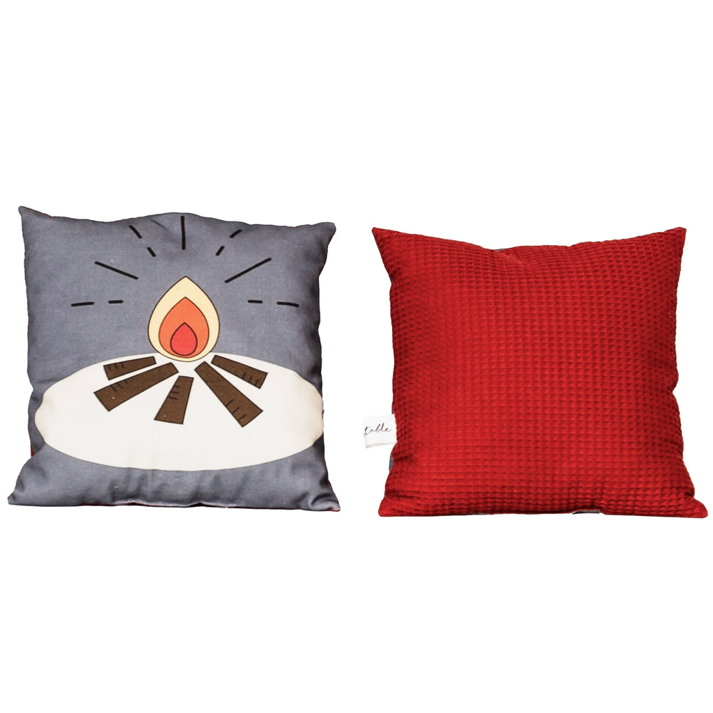 Fundertable Kissen im Camping-Design mit Lagerfeuer-Motiv und rostorangefarbener Waffelrückseite