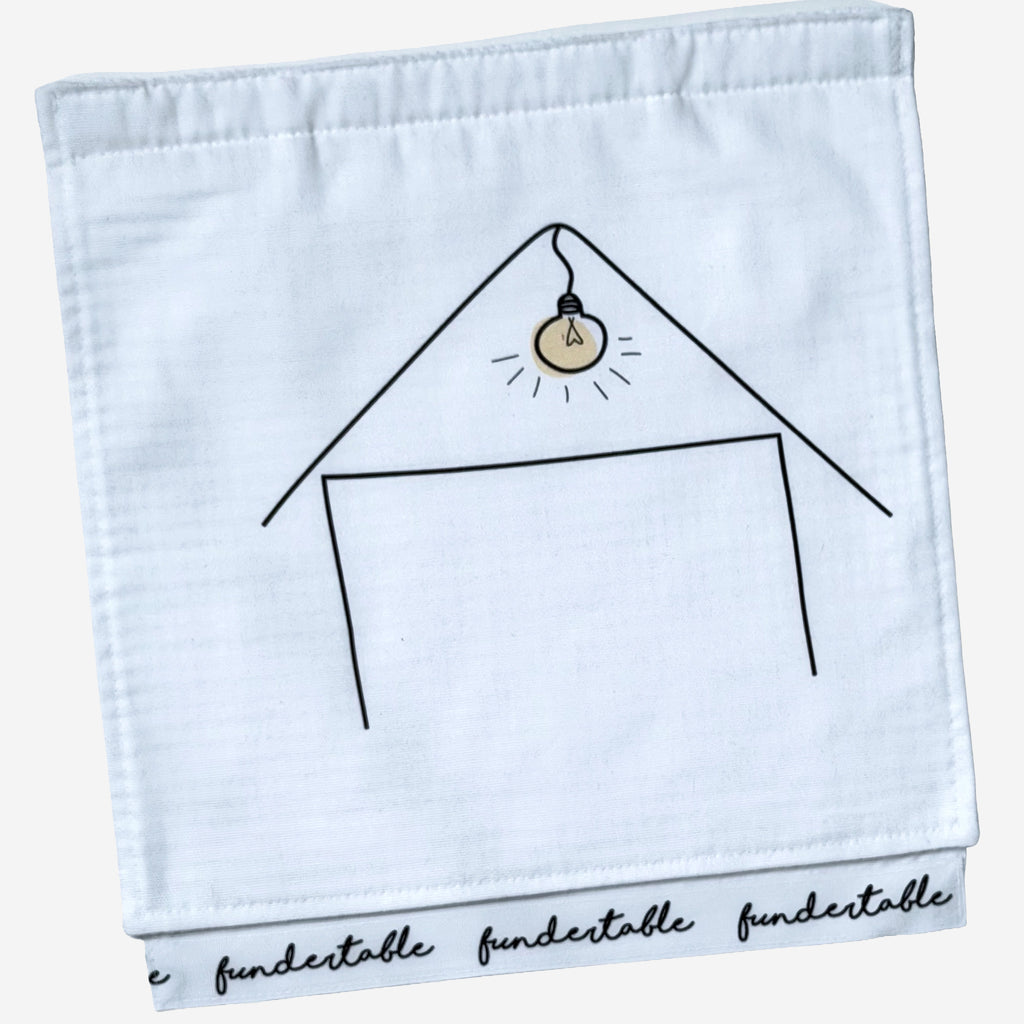 Fundertable Türklappe in neutralem Design mit einfacher Hauslinie und Lampe