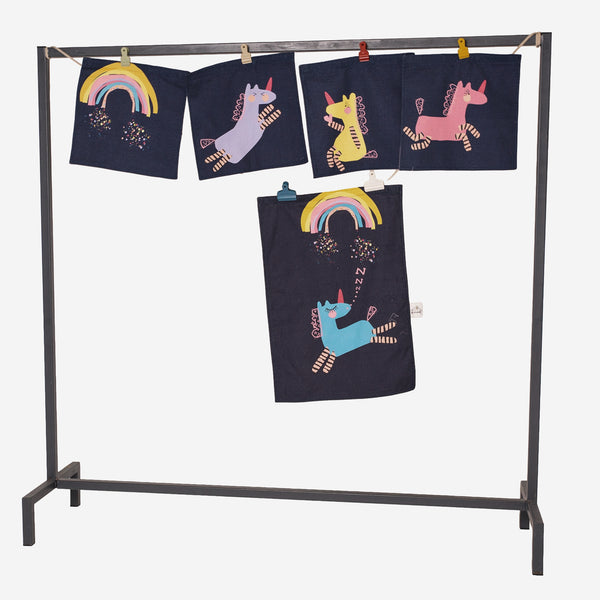 Fundertable Fensterklappen und Türklappe im Einhorn-Design mit Regenbogen und Einhörnern auf dunklem Stoff