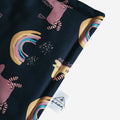 Fundertable Stoffdetail im Einhorn-Design mit farbenfrohen Regenbögen auf dunkelblauem Hintergrund – hochwertig verarbeitet und ideal für fantasievolle Spielwelten unter dem Tisch