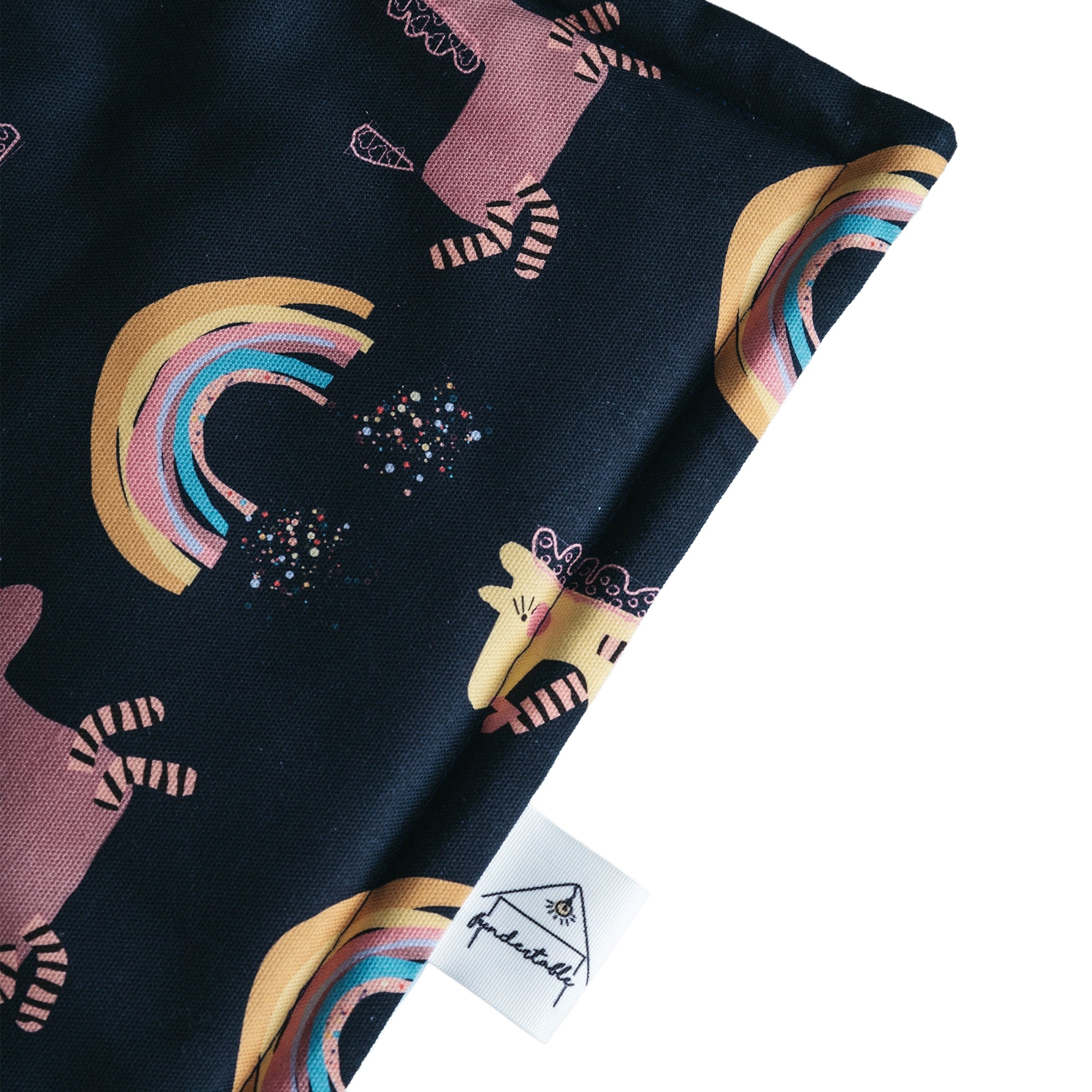 Fundertable Stoffdetail im Einhorn-Design mit farbenfrohen Regenbögen auf dunkelblauem Hintergrund – hochwertig verarbeitet und ideal für fantasievolle Spielwelten unter dem Tisch