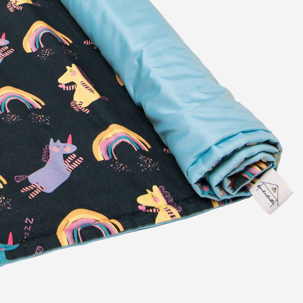 Detailansicht der Fundertable Spielmatte im Einhorn-Design. Die weiche, gepolsterte Spielmatte zeigt farbenfrohe Einhörner und Regenbogen auf dunklem Hintergrund und lässt sich platzsparend zusammenrollen und verstauen.