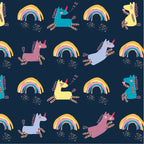 Fundertable Spielmatte im Einhorn-Design mit farbenfrohen Regenbögen – ideal für fantasievolles Spielen unter dem Tisch mitten im Familienalltag