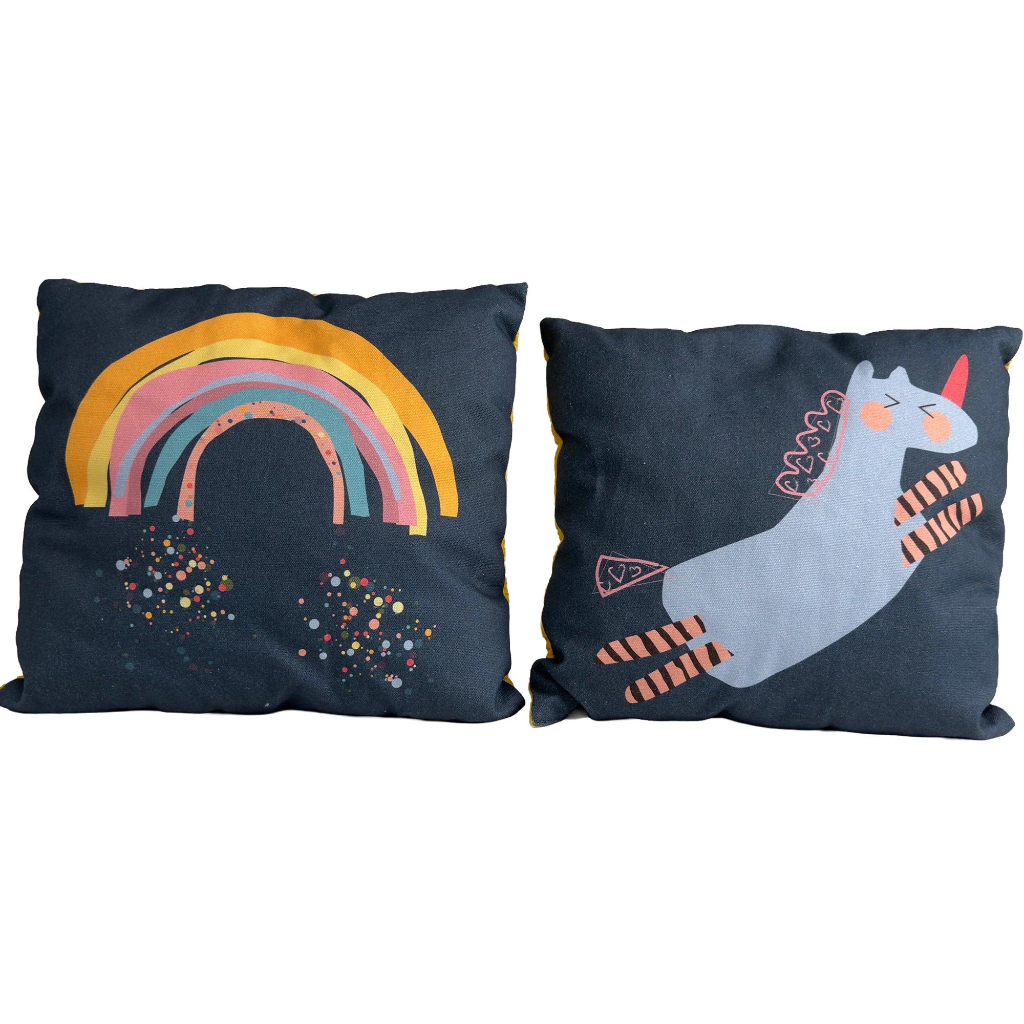 Fundertable Kissen mit Regenbogen und Einhorn auf dunkelblauem Hintergrund