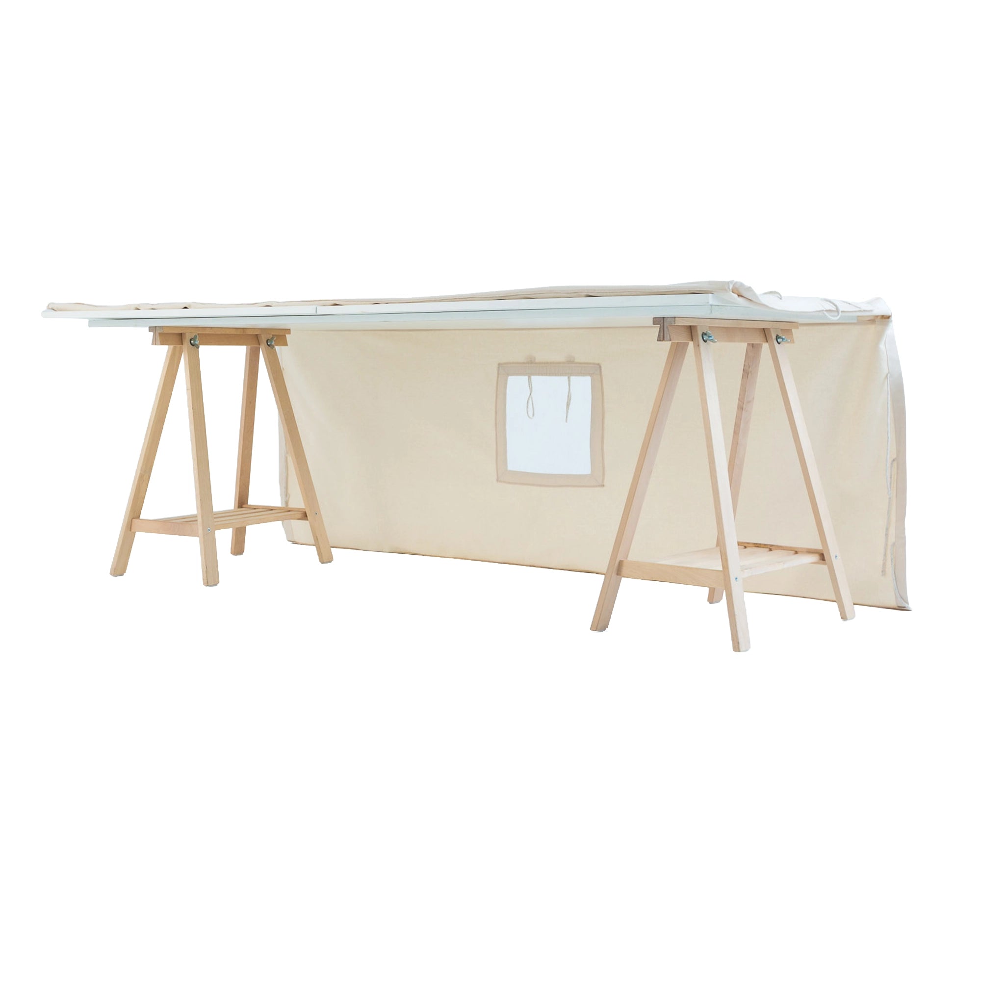 Fundertable Basissystem – unter dem Tisch befestigter Stoffvorhang verwandelt den Tisch in einen geschützten Spielraum mit Fensteröffnung