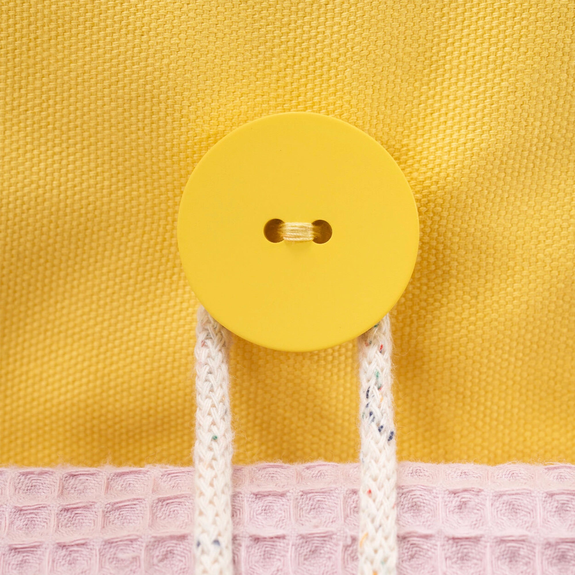 Detail der Fundertable Befestigung in Gelb mit Knopf und Kordel