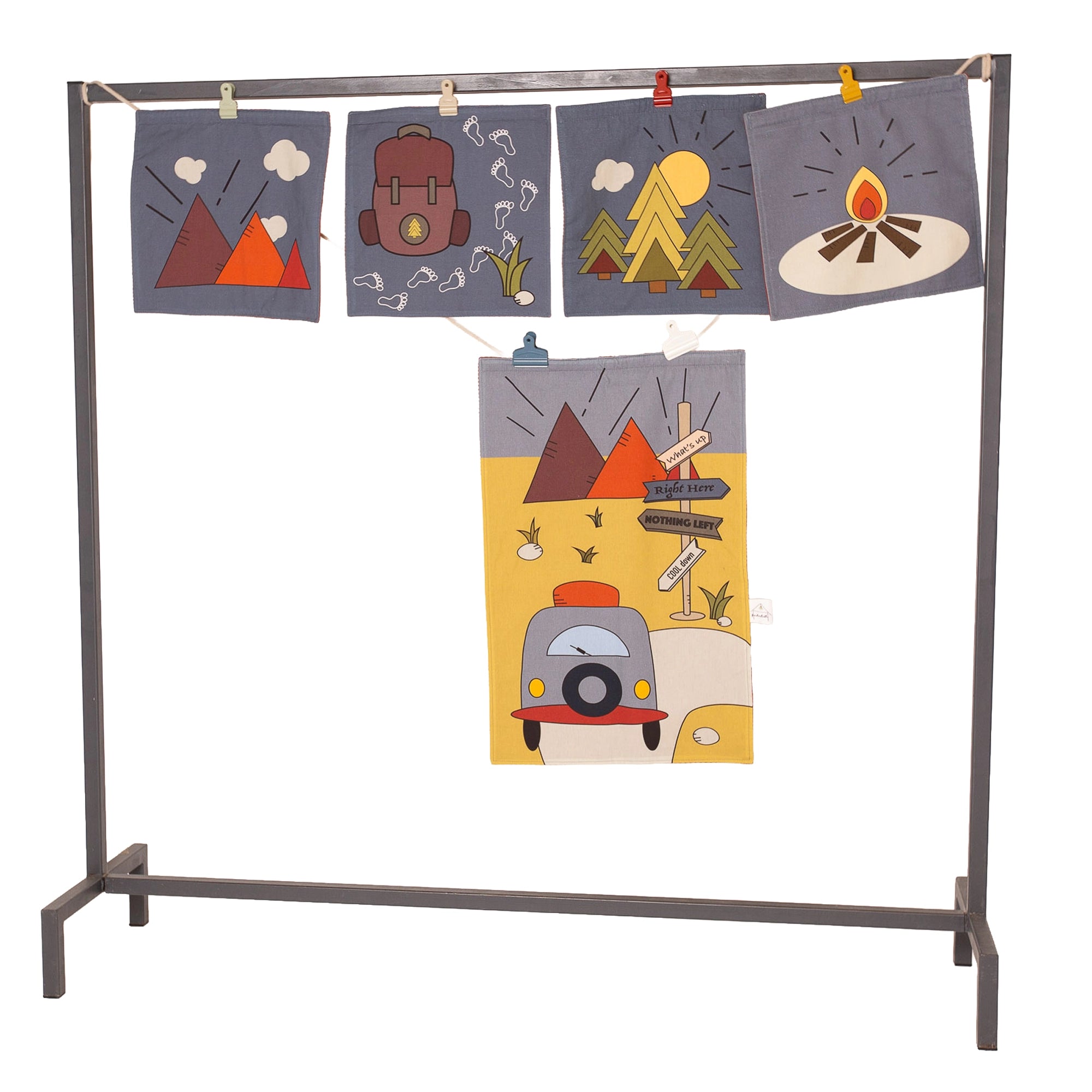 Fundertable Fensterklappen und Türklappe im Camping-Design – textile Elemente mit Illustrationen von Bergen, Rucksack, Wald und Lagerfeuer