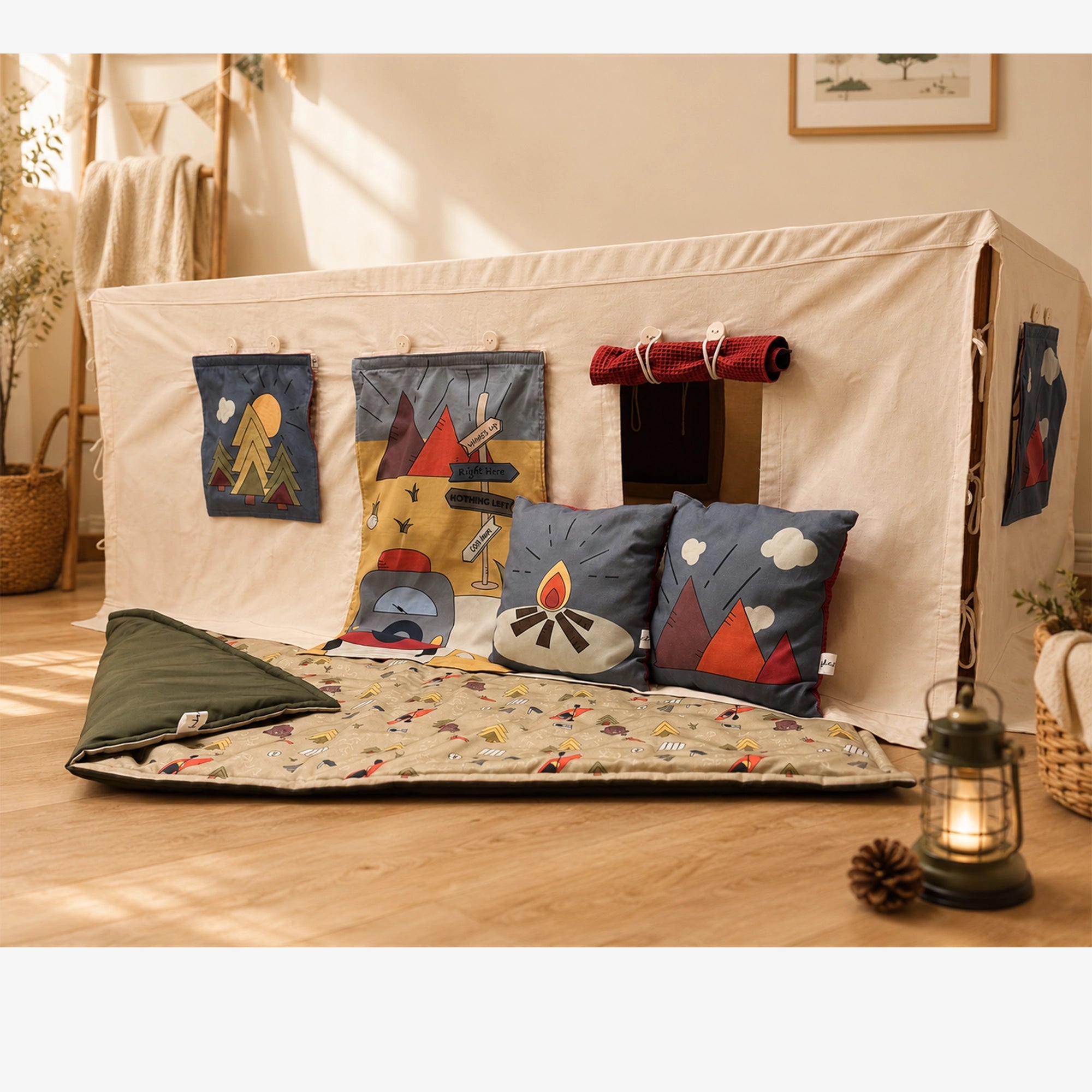 Fundertable Camp Globetrotter Spielwelt unter dem Tisch mit Spielmatte, Kissen und textilen Fenster- und Türflaps. Ein gemütlicher Rückzugsort für kreatives Spielen, Geschichten erfinden und kleine Abenteuer im Familienalltag.