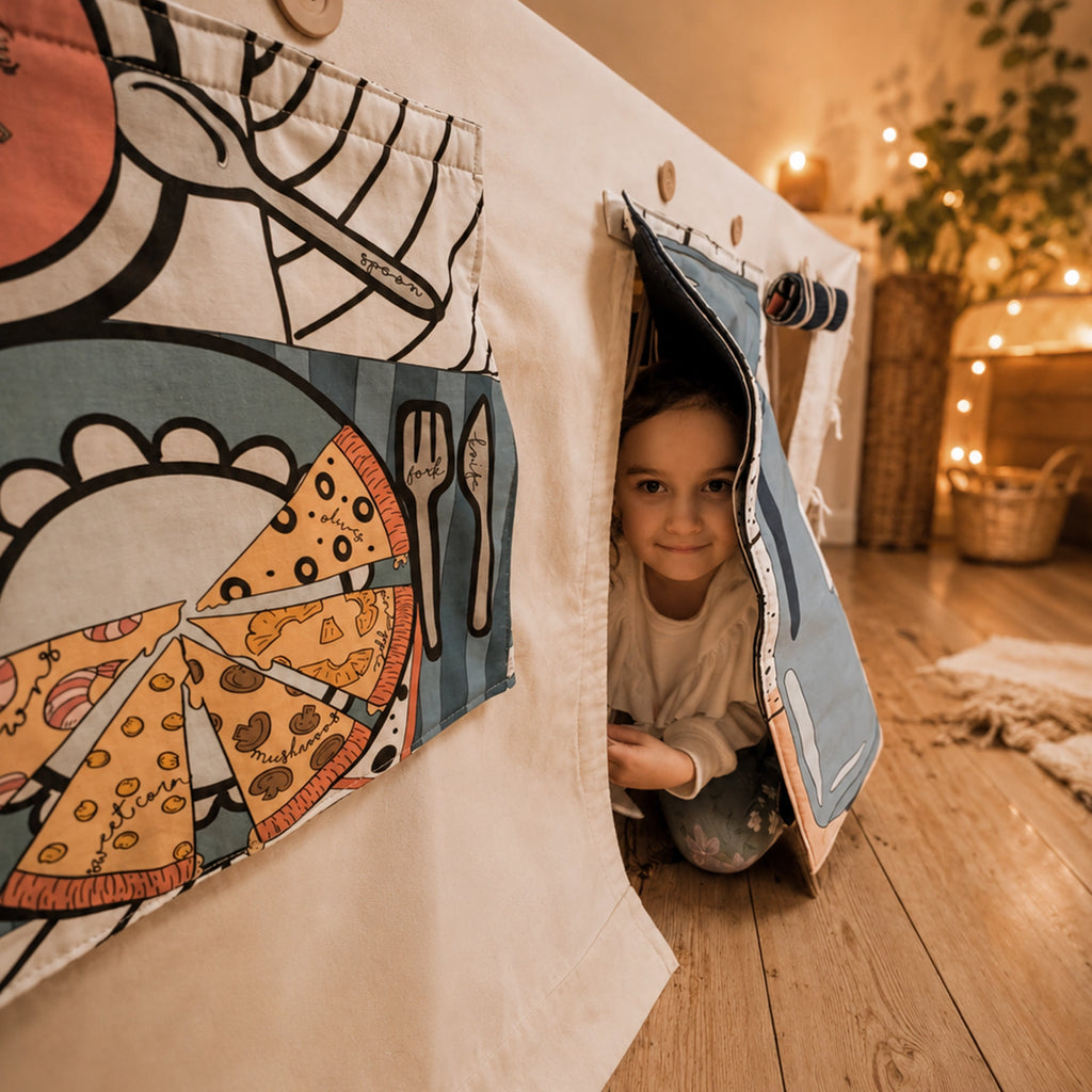 Kind in der Fundertable Funderchef Spielwelt unter dem Tisch. Die Kühlschrank-Tür und die Küchenfenster schaffen eine kreative Spielküche für Rollenspiele, fantasievolle Geschichten und gemeinsames Spielen.