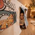 Kind in der Fundertable Funderchef Spielwelt unter dem Tisch. Die Kühlschrank-Tür und die Küchenfenster schaffen eine kreative Spielküche für Rollenspiele, fantasievolle Geschichten und gemeinsames Spielen.