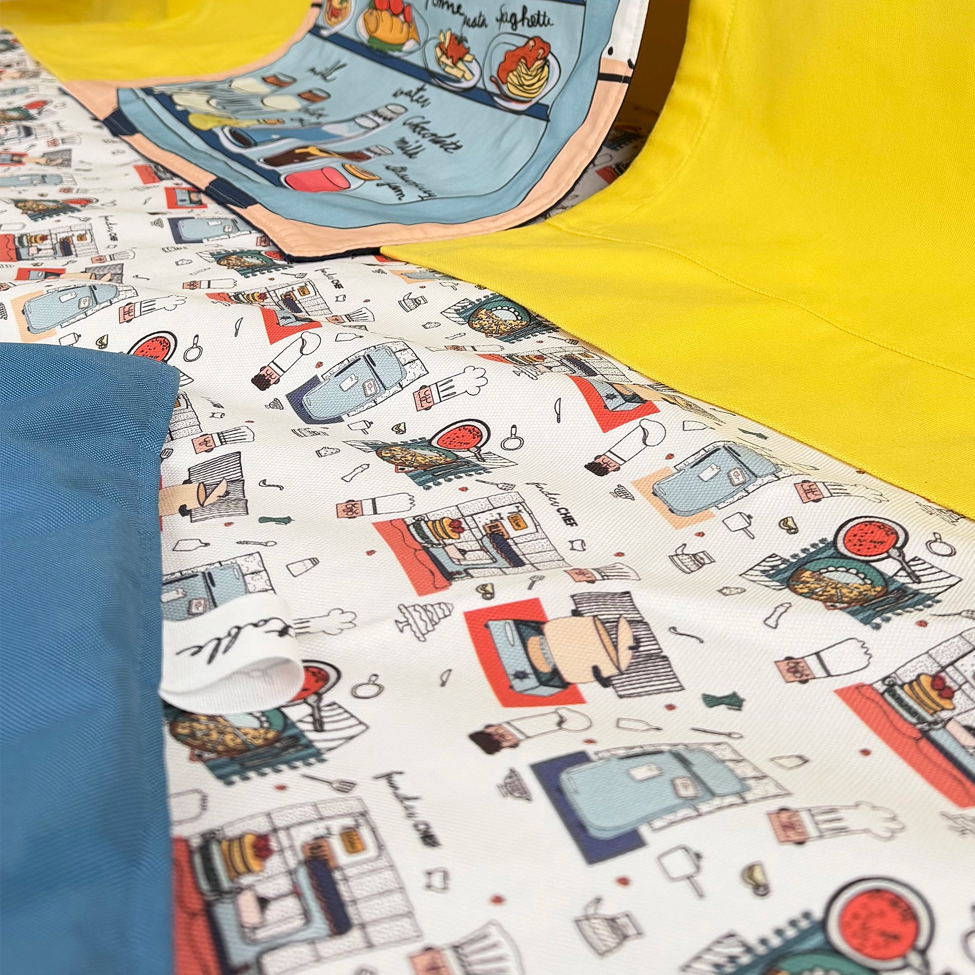 Detailansicht der Fundertable Spielmatte im „Funder Chef“ Design. weich, robust und ideal für kreatives Spielen unter dem Tisch im Familienalltag