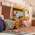 Fundertable Base in Cotton Candy mit Spielmatte, Kissen und Farm-Themenklappen. Aufgerollte Fensteröffnung mit Schlaufen- und Knopfverschluss.