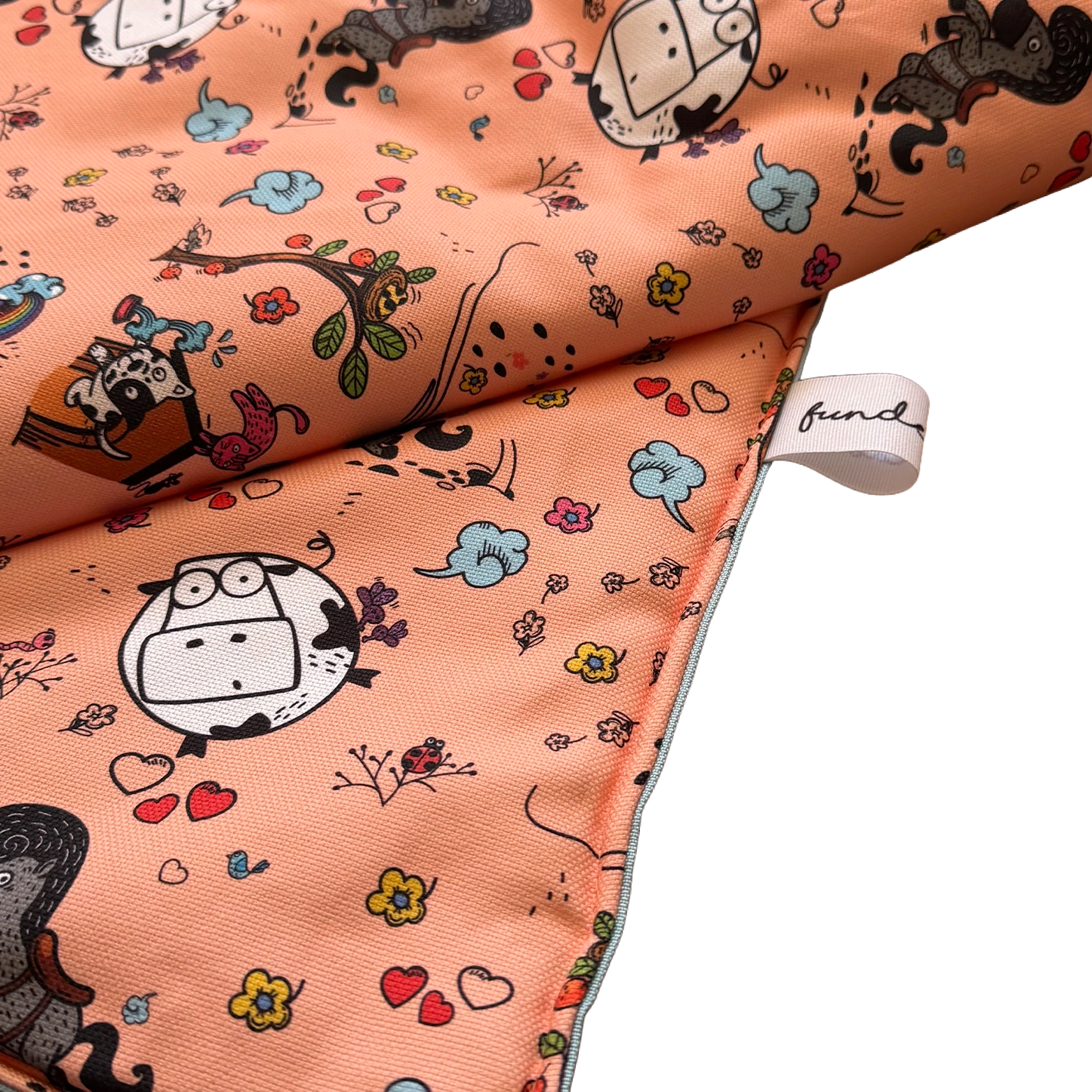 Nahaufnahme der Fundertable Spielmatte mit präzisem Allover-Print, strukturierter Baumwolloberfläche und Markenlabel