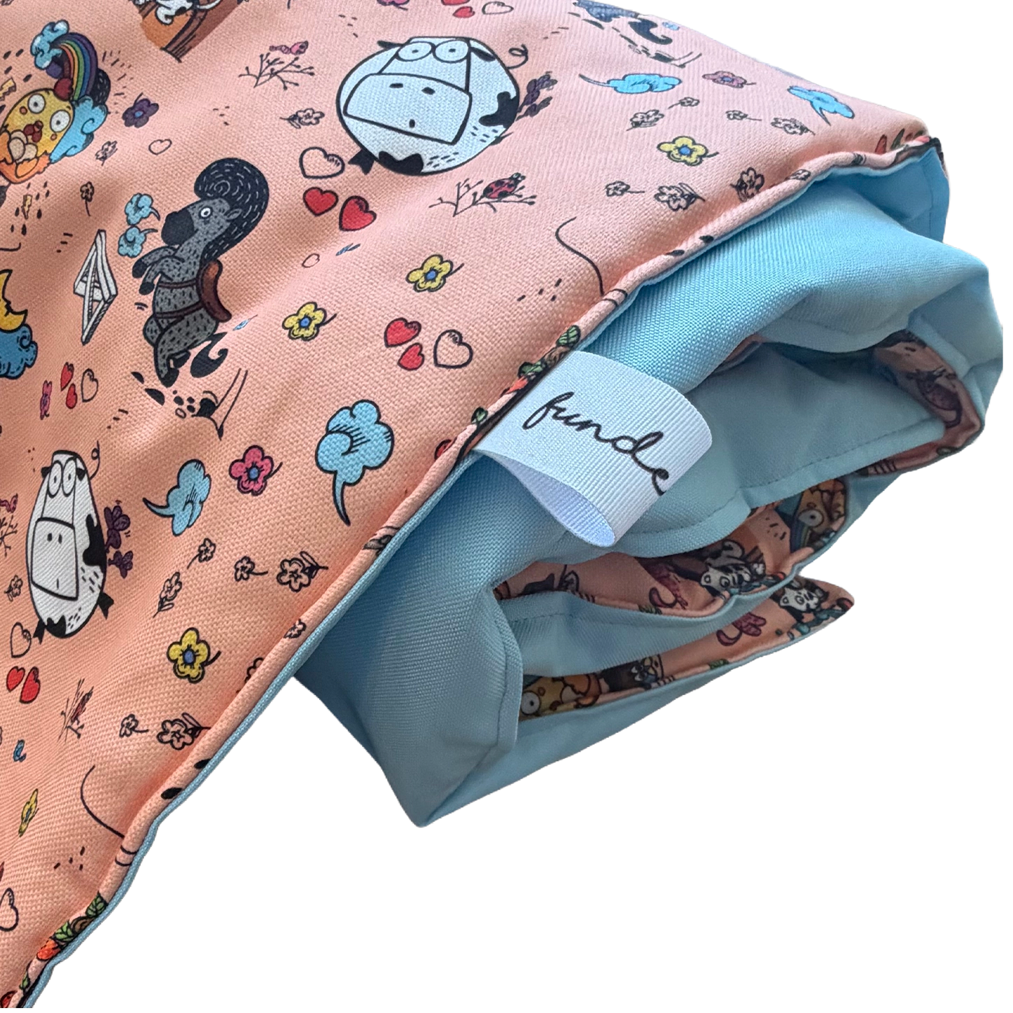 Nahaufnahme der Fundertable Spielmatte mit gepolsterter Struktur, kontrastierendem Innenstoff und Markenlabel