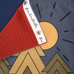 Fundertable Detail einer Fensterklappe mit Druckknopf und roter Waffelrückseite im Camping-Design