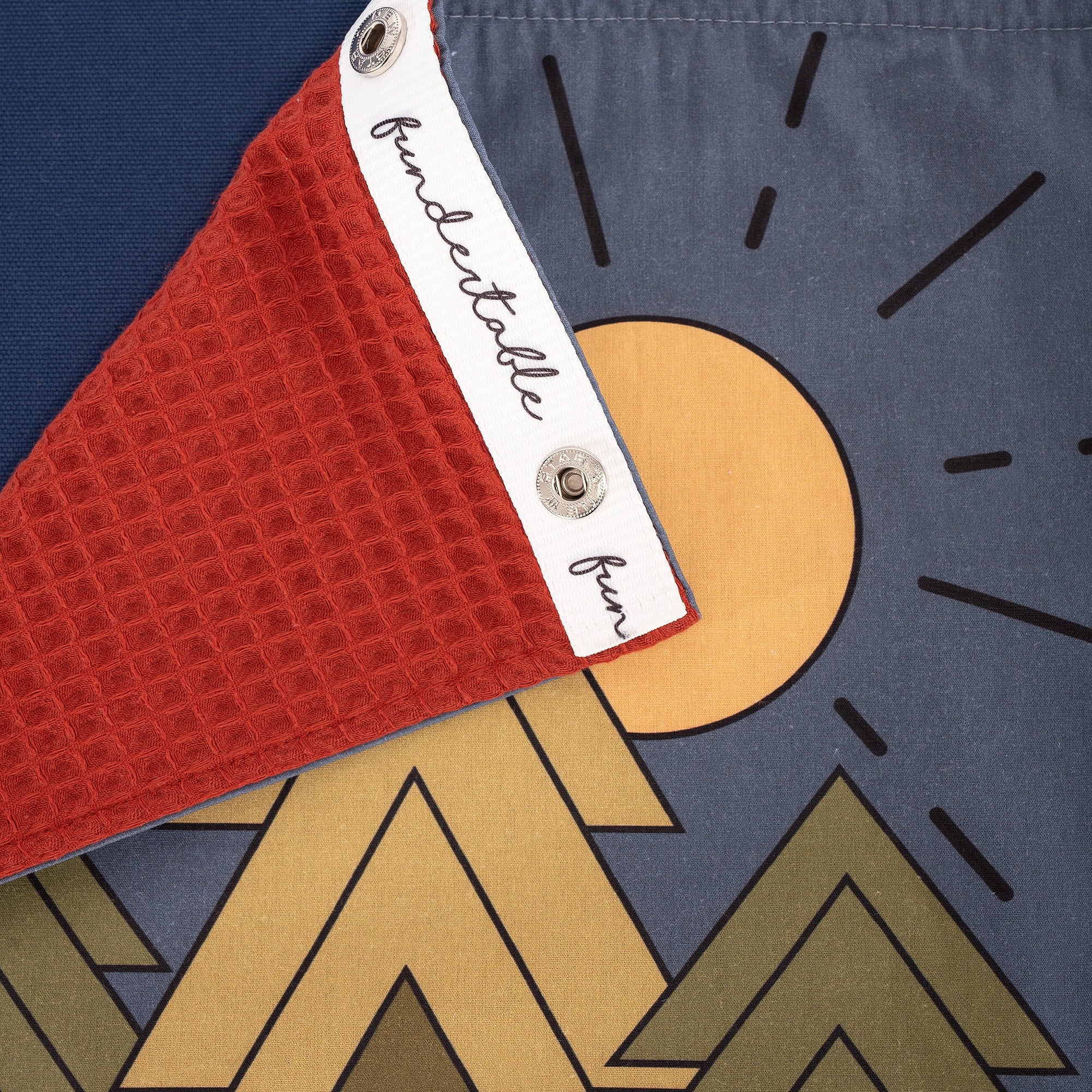 Fundertable Detail einer Fensterklappe mit Druckknopf und roter Waffelrückseite im Camping-Design