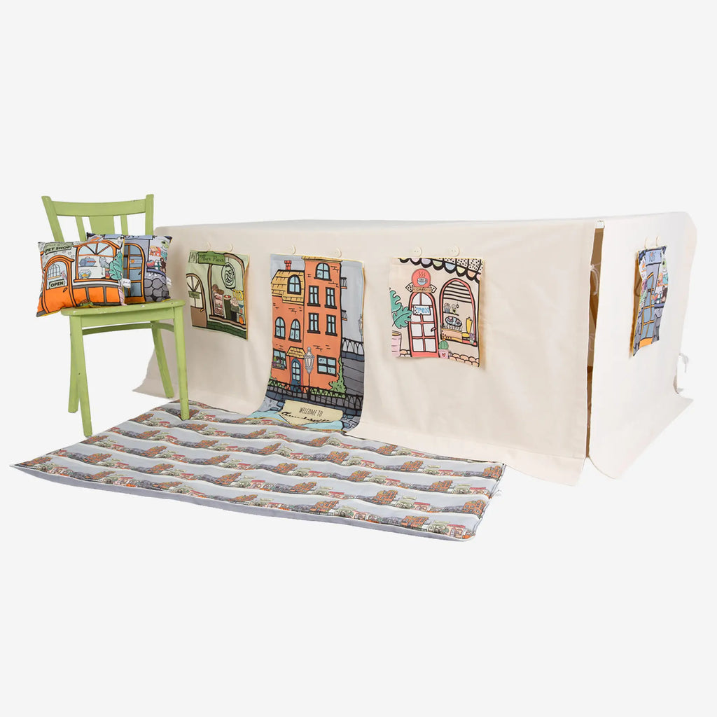 Fundertable Spielzelt unter dem Tisch mit Funderville Fenster-Set und Spielmatte