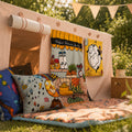 Gemütliche Funderfarm-Spielwelt unter dem Tisch mit weicher Spielmatte, passenden Kissen und liebevoll gestalteten Bauernhof-Fenstern. Ein Ort für Fantasie, Geschichten und entspannte Familienmomente im Freien.