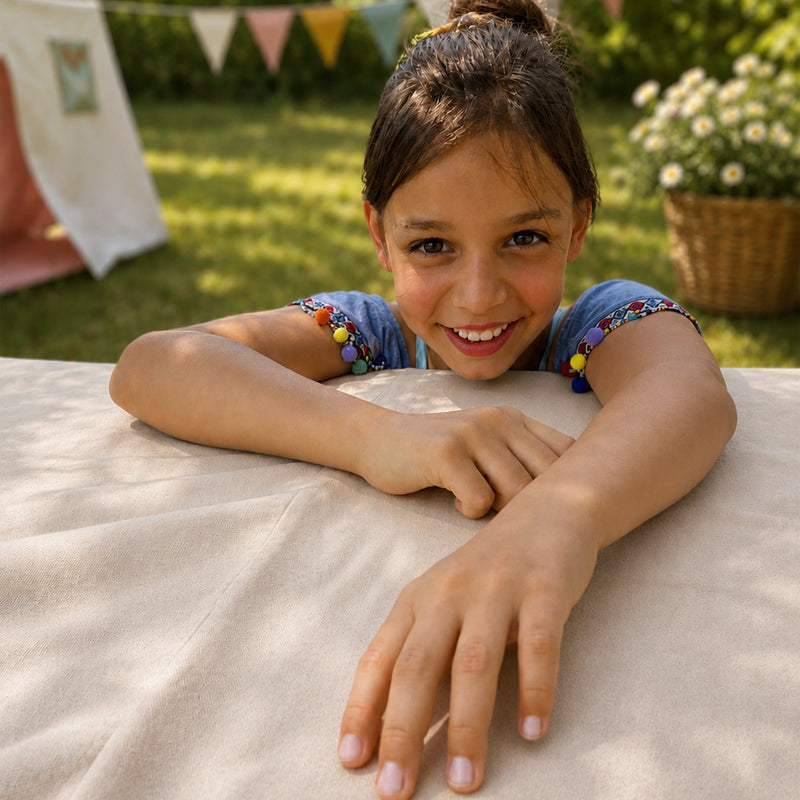 Kind blickt über eine Fundertable Base im Garten. Von oben ein Tisch. Darunter ein eigener Raum für Ideen, Geschichten und kleine Abenteuer, die ganz von selbst entstehen.