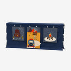 Fundertable Base in Blueberry Sky mit Camp Globetrotter Spielwelt. Austauschbare Stoffklappen mit Rucksack, Campingplatz und Lagerfeuer verwandeln den Tisch in einen Ort für fantasievolle Abenteuer.