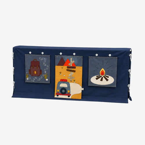 Fundertable Base in Blueberry Sky mit Camp Globetrotter Spielwelt. Austauschbare Stoffklappen mit Rucksack, Campingplatz und Lagerfeuer verwandeln den Tisch in einen Ort für fantasievolle Abenteuer.