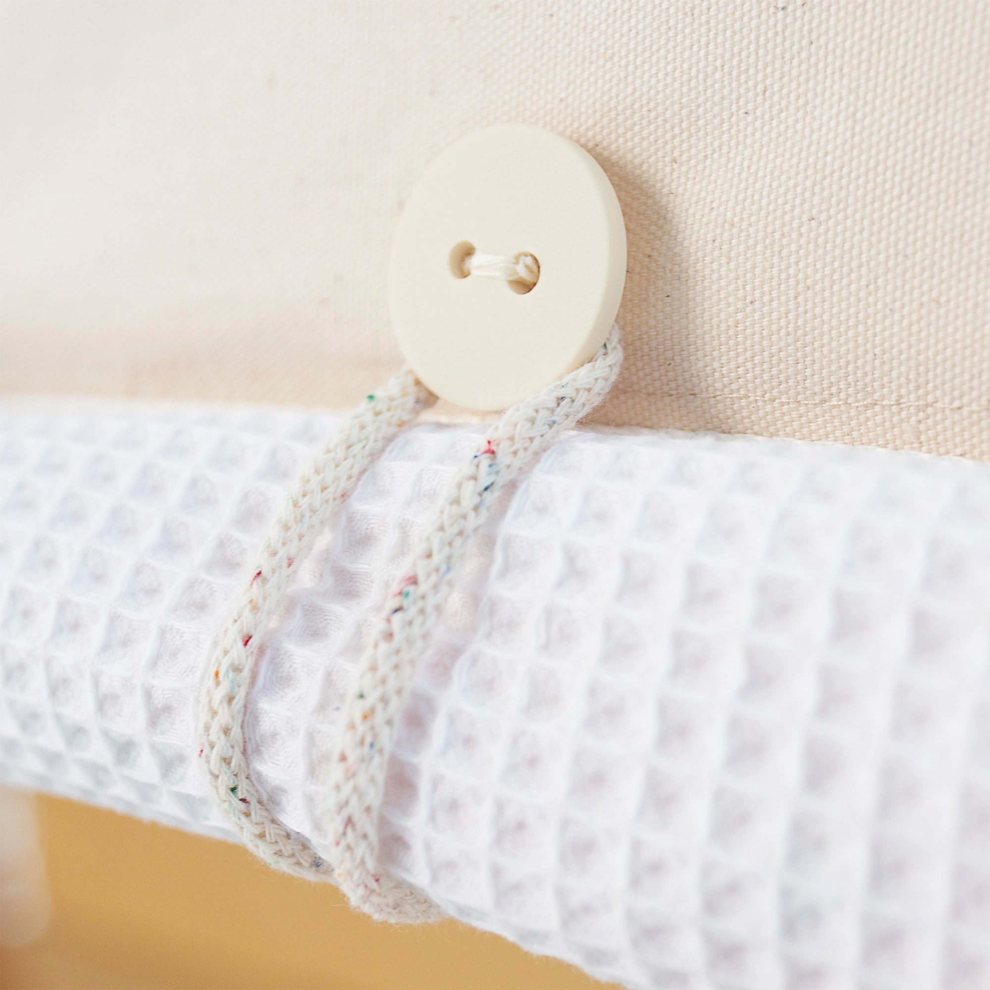 Befestigung mit Knopf und Kordel