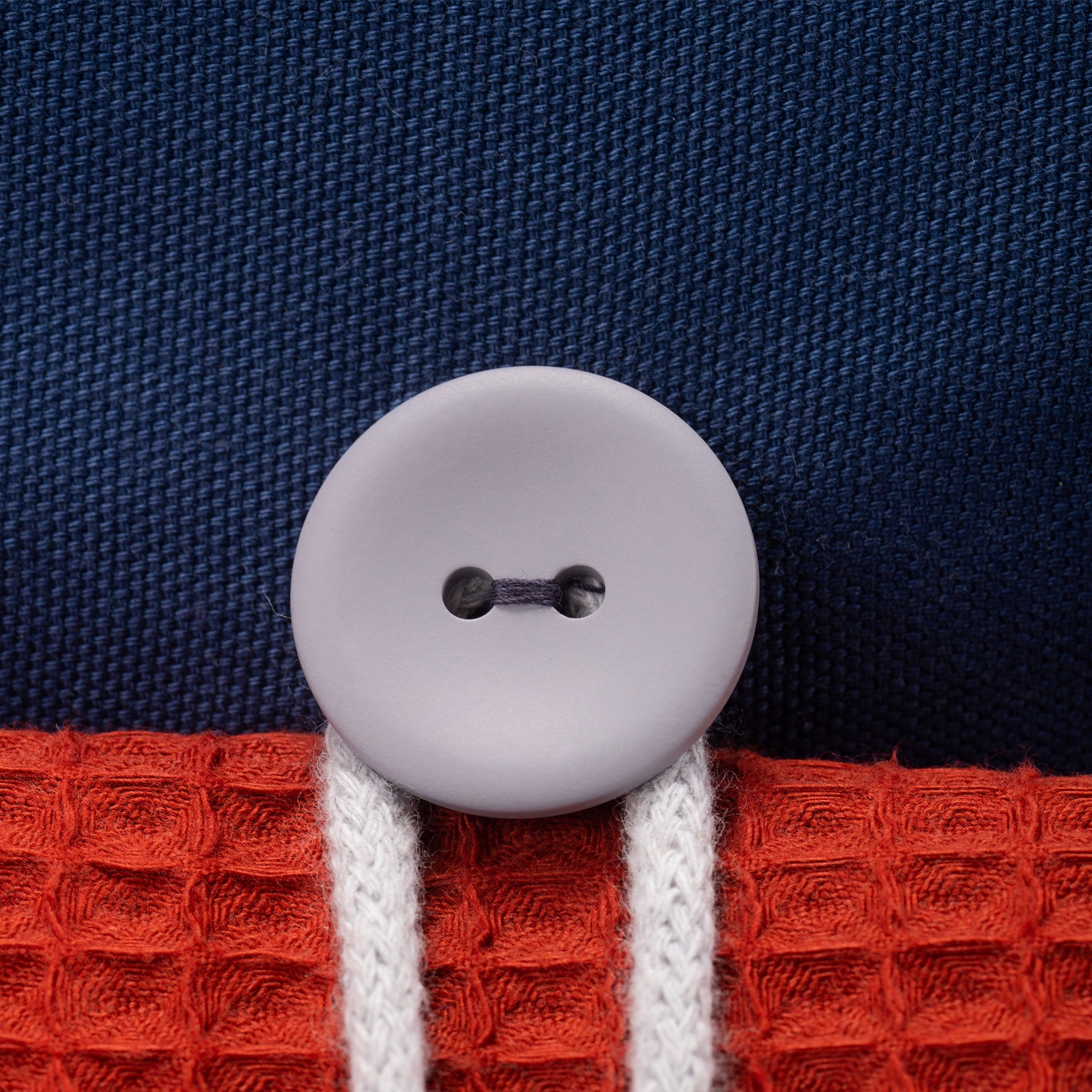 Knopf:
Detail der Fundertable Befestigung in Blau mit Knopf und Kordel