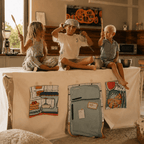 Drei Kinder sitzen auf einem Fundertable Spielzelt im Küchen-Design und spielen mit Kochutensilien. Die aufrollbaren Fensterklappen zeigen Küchenmotive wie Kühlschrank, Pizza und Backszene und schaffen eine warme, gemütliche Spielatmosphäre im Familienalltag.