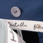 Detail des Fundertable Base in Blau mit Logo und hochwertiger Verarbeitung
