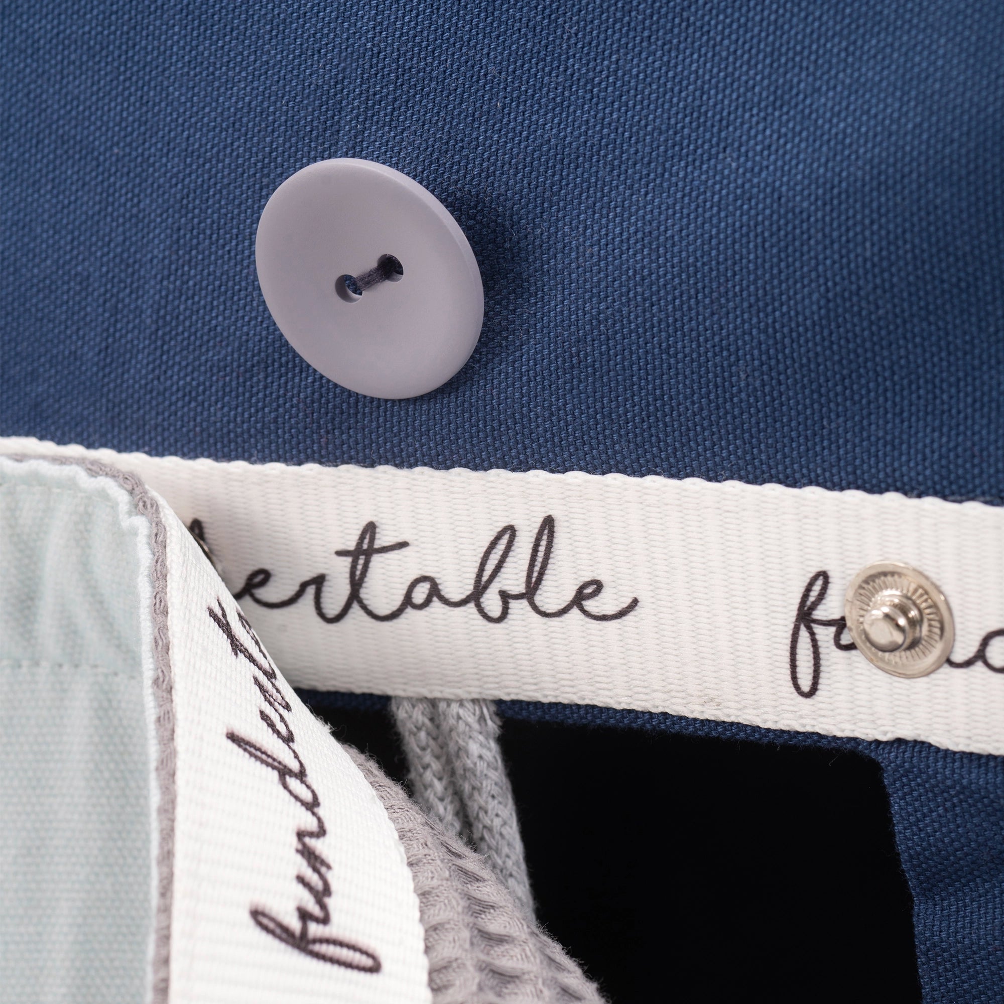 Detail des Fundertable Base in Blau mit Logo und hochwertiger Verarbeitung