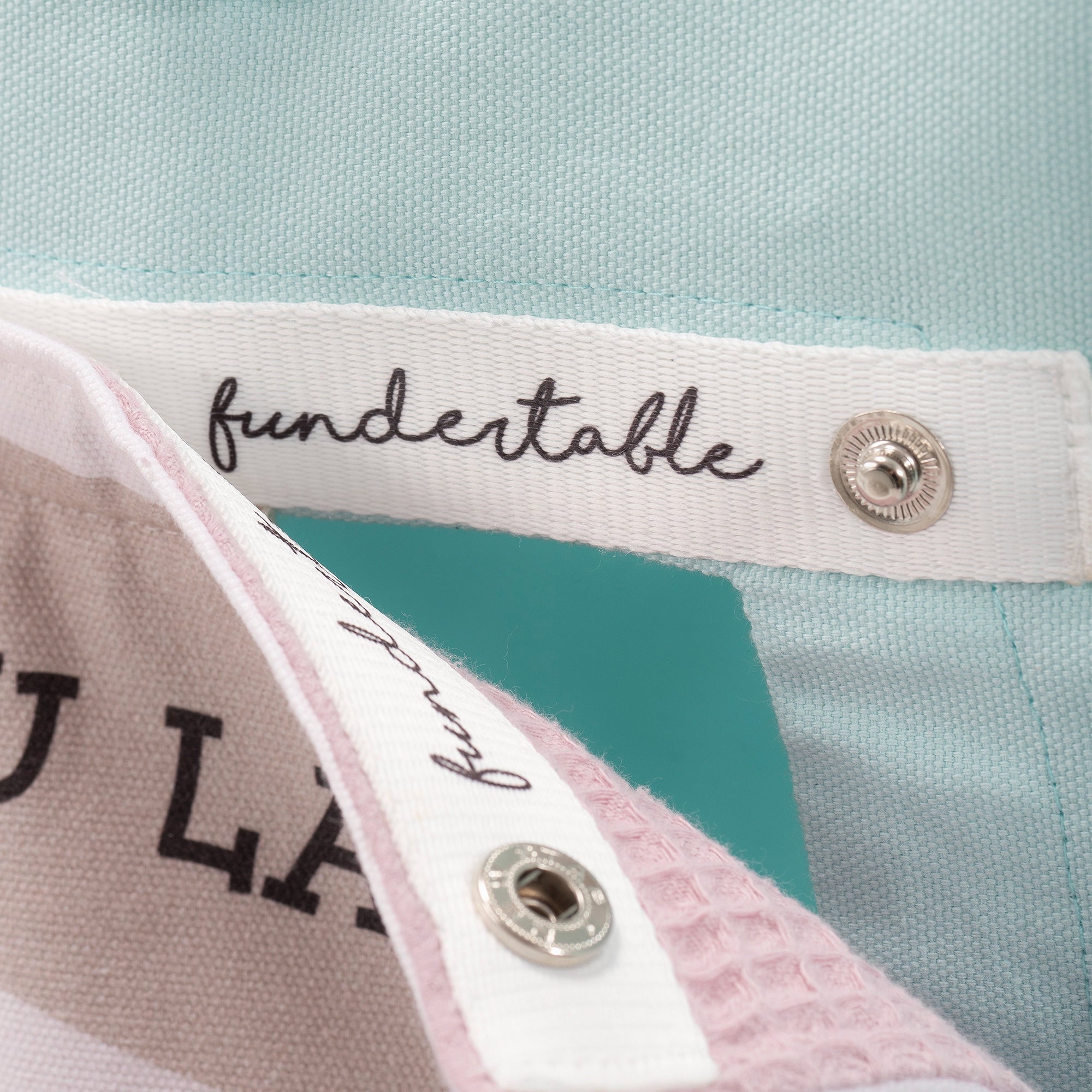 Detail des Fundertable Stoffes in Mint mit Logo und hochwertiger Verarbeitung