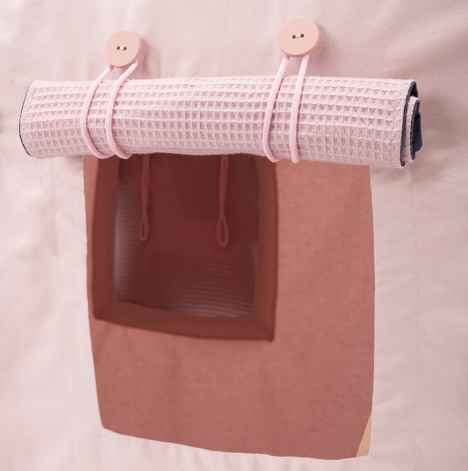 Detail des Fundertable Fensters in Rosa mit aufrollbarer Klappe