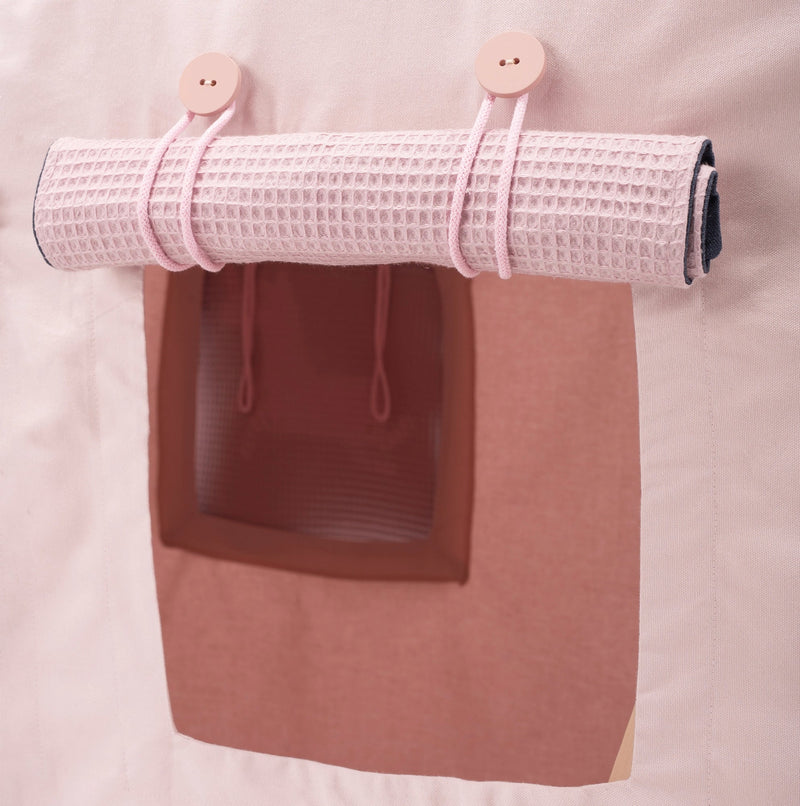 Detail des Fundertable Fensters in Rosa mit aufrollbarer Klappe