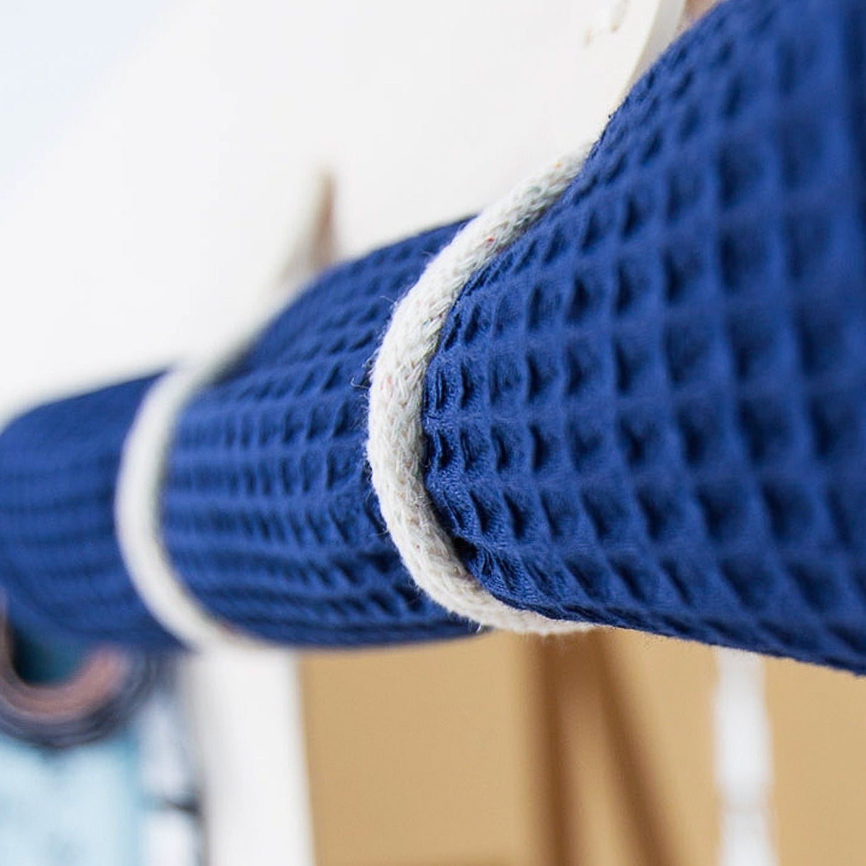 Aufgerollte Fundertable-Textilpaneele unter dem Tisch befestigt, navyblauer Waffelstoff mit weißen Schlaufen im Detail