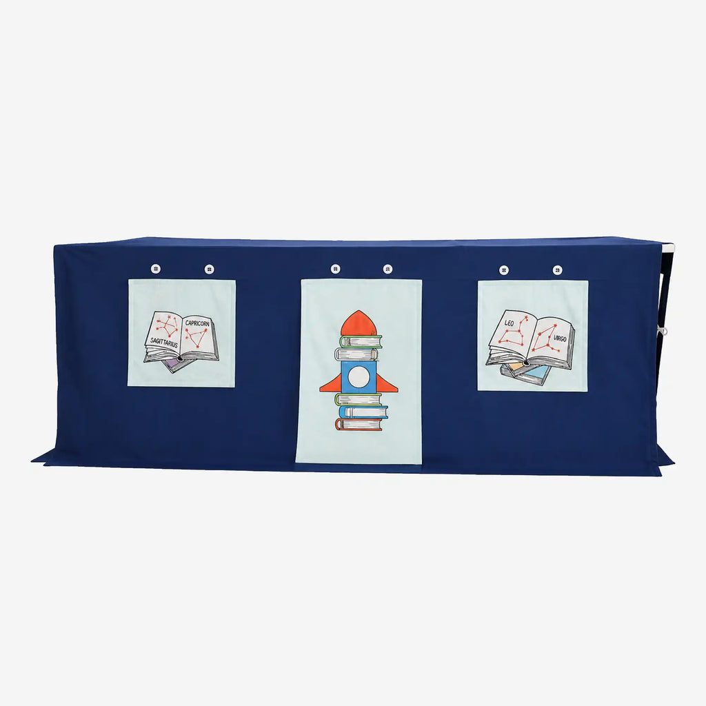Fundertable Base in Blueberry Sky mit Weltraum-Spielwelt. Drei austauschbare Stoffklappen mit Büchern, Sternbildern und Rakete verwandeln den Tisch in einen fantasievollen Rückzugsort für Kinder.